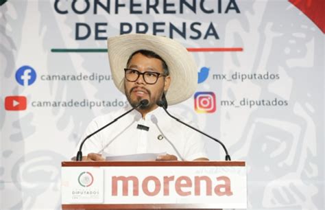 Sobreviviente Del Caso Ayotzinapa Y Diputado De Morena Pide Que Libros