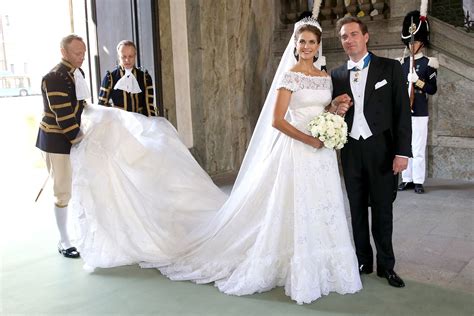 Ihre Hochzeitskleider Werden Ausgestellt Victoria Sofia Und Silvia