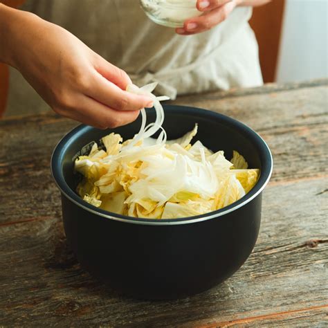 炊飯器に入れるだけ！白菜と手羽元の簡単トマト煮込み｜ぶるキッチン