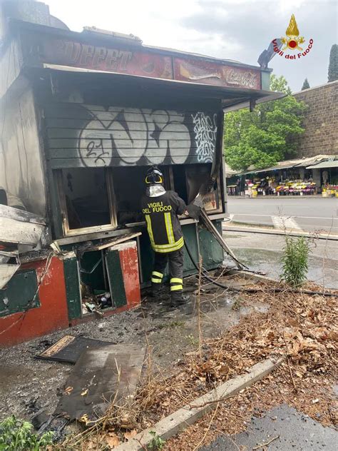 Roma In Fiamme Chiosco Bar Al Verano Struttura Distrutta Radio Colonna