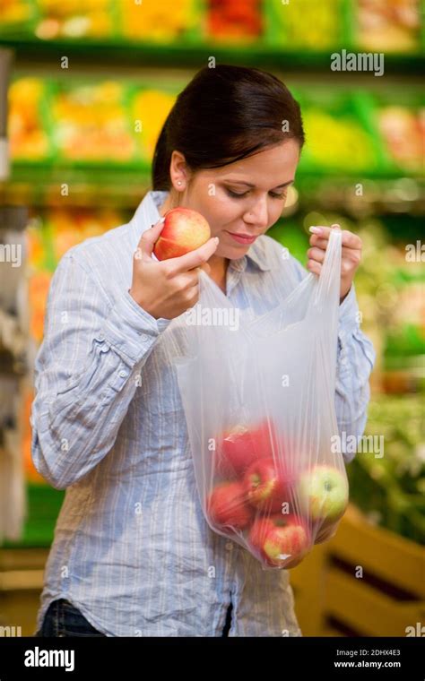 Einkaufszettel Im Supermarkt Hi Res Stock Photography And Images Alamy