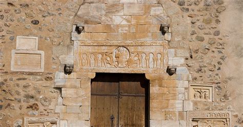 Visite Du Cloître Et De L Eglise Saint Genis Des Fontaines Saint Génis