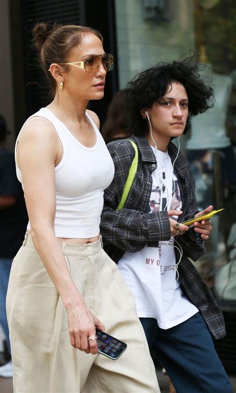 Jennifer Lopez Y Su Hija Emme Disfrutan De Una Tarde De Compras Hola