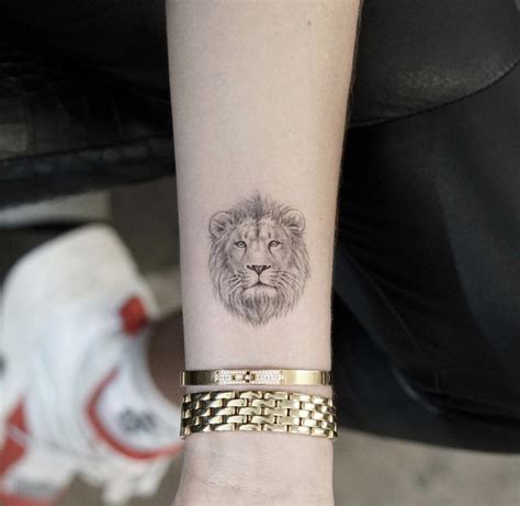 Tatuaje Leon Mujer Pequeño