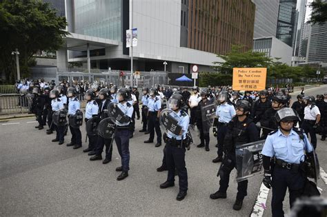 【逃犯條例】騷亂釀最少22傷 示威者不適倒地警員疑被雜物擊中 星島日報