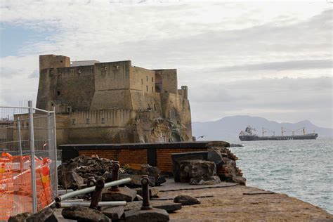 La Mareggiata Sul Lungomare Di Napoli Ha Causato Danni Seri A Castel