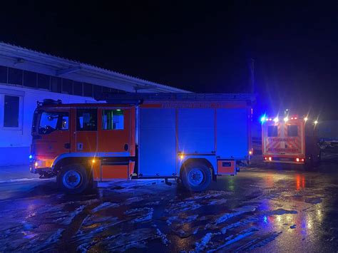 Hilden Feuerwehr L Scht Brennende Wohnwagen