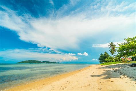 Beach on a beautiful paradise island 2030108 Stock Photo at Vecteezy