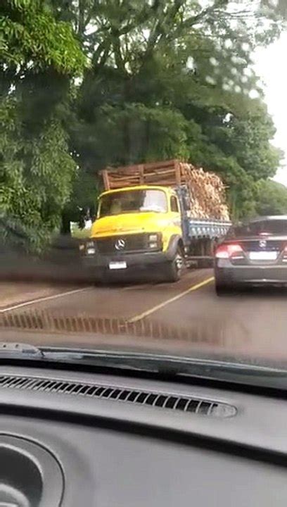 Condutor de automóvel é socorrido após bater na traseira de caminhão de