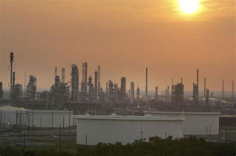 Saudi Arabia now controls the largest oil refinery in North America ...