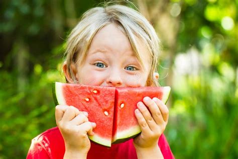 Fille Avec La Pastèque Photo Stock Image Du Mangez Chéri 17049600