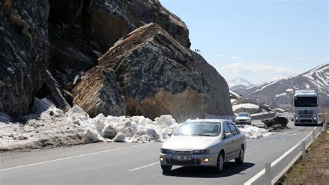 Bitlis Te Da Dan Kopan Dev Kayalar Tehlike Sa T Yol Trafi E Kapat Ld