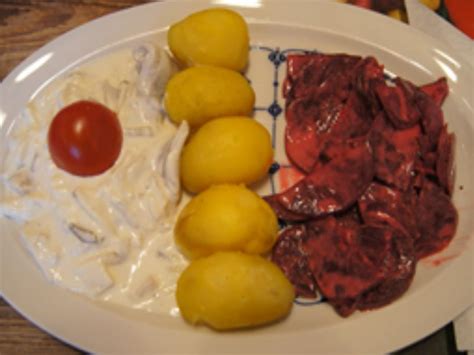 Heringsfilet In Sahnesauce Mit Pellkartoffeln Und Rote Bete Salat