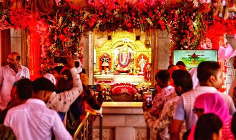 Devotees Stand In A Queue To Offer Prayers At Jhandewalan Temple