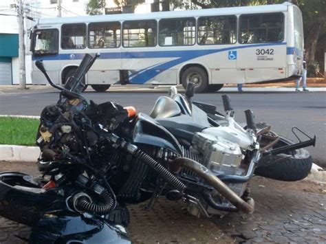 G1 Motociclista colide contra lateral de ônibus em avenida de Campo