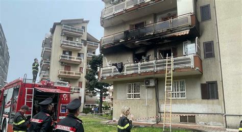 Casalnuovo Di Napoli Incendio In Una Palazzina Ferita Una Donna