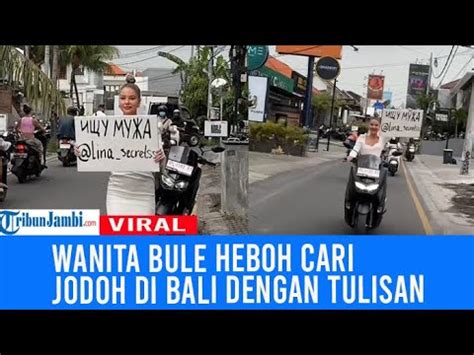 Viral Aksi Wanita Bule Cari Jodoh Di Jalanan Bali Bawa Papan Pengumuman