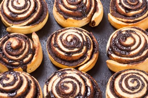 Premium Photo Freshly Baked Cinnamon Rolls Buns With Cocoa On Pan