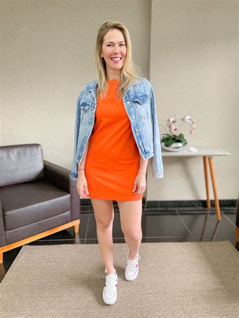 Sugestão de look estiloso o vestido Basic GR na cor laranja Look