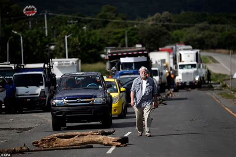 道路を封鎖していた環境保護運動の参加者が渋滞に怒ったドライバーに射殺されてしまう事件が発生 Gigazine