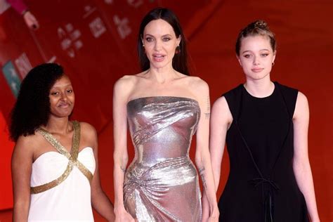 Angelina Jolie E Filhas Chamam A Aten O Em Premiere De Eternos