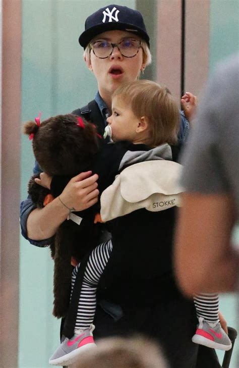 Scarlett Johansson at Sydney Airport: Star unrecognisable with daughter ...