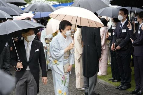 写真・図版（7枚目） 雨の園遊会 雅子さまや佳子さまがお使いだったのはどこの雨傘？古い品を大切にする天皇陛下 Aera Dot