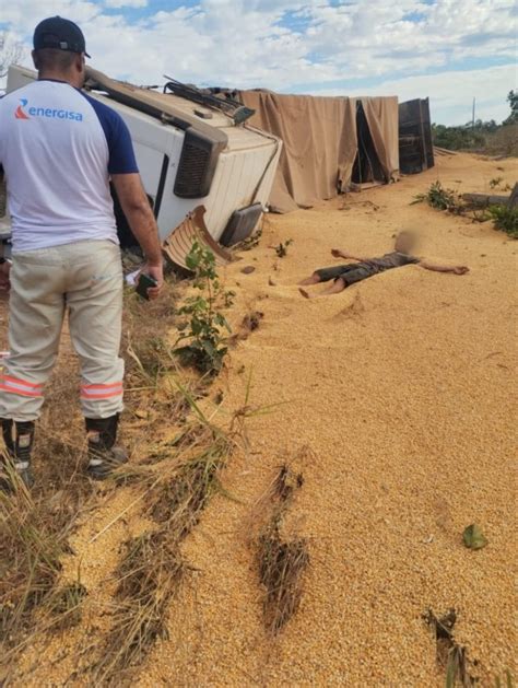 Colíder Carreta carregada de milho sai da pista e tomba na MT 320