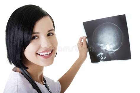 Doutor Ou Enfermeira Que Olham A Foto Da Radiografia Foto De Stock