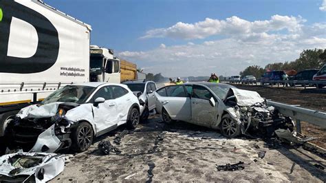 Korkunç kaza 12 araç birbirine girdi Çok sayıda ölü ve yaralı var