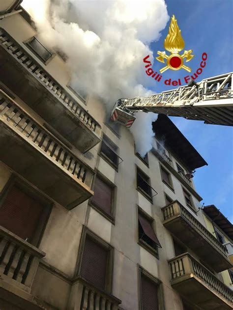 Incendio Di Un Appartamento Fiamme E Paura Al Quarto Piano Foto