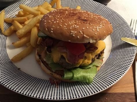 Burger Mit Frittierten Zwiebeln Und Karamellisiertem Speck Von Christin