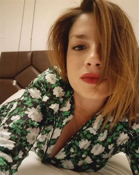 Emma Marrone Labbra Rosse E Camicetta Sbottonata Il Selfie è Più