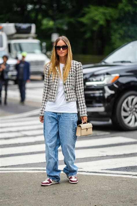 Cómo llevar baggy jeans con tenis en Otoño Invierno 2023 según el