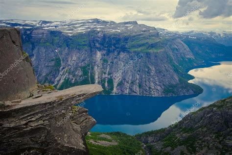 Una Imagen Vibrante Del Famoso Lugar De Senderismo Noruego Trolltunga