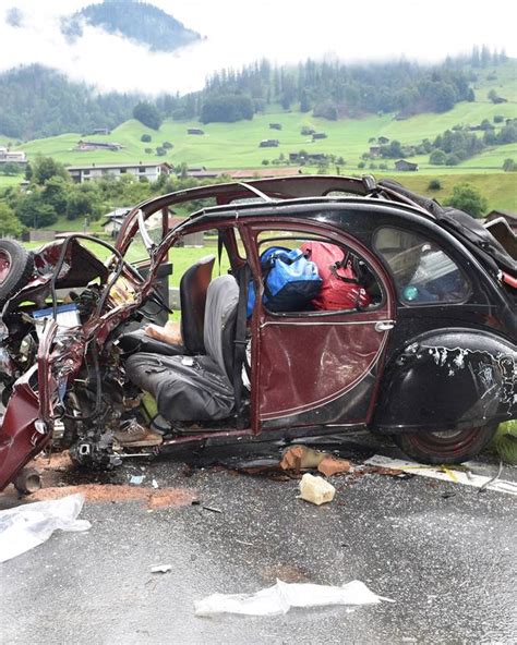 Heftige Kollision Drei Personen Zum Teil Schwer Verletzt FM1Today