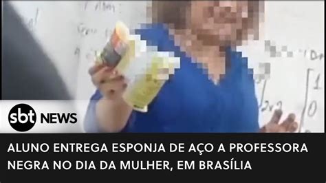 Aluno entrega esponja de aço a professora negra no Dia da Mulher em