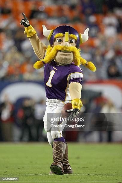 Minnesota Vikings Mascot Photos and Premium High Res Pictures - Getty ...