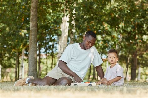 Portrait De Jeune Père Afro Américain Jouant Avec Son Fils Mignon Dans