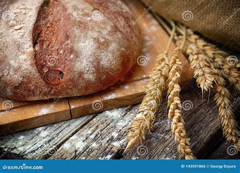 Verse Ronde Brood En Tarweoren Op De Oude Houten Lijst Stock Foto