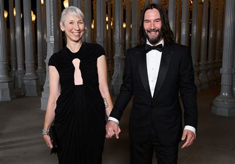 Keanu Reeves Alexandra Grant Hold Hands At 2023 Lacma Gala Photo