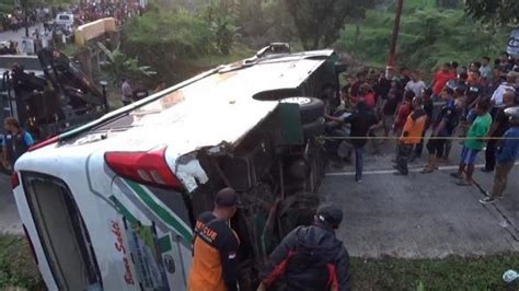 Kecelakaan Bus Pariwisata Terguling Di Tanjakan Kemuning Karanganyar