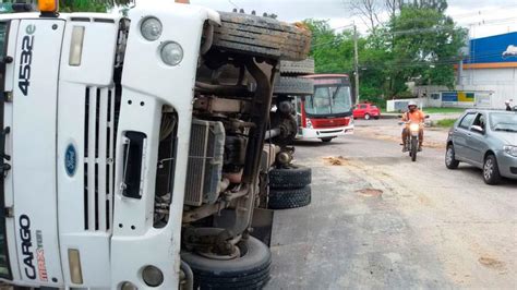 Carreta Tomba Ao Desviar De Buraco E Cai Em Outro No Distrito Industrial