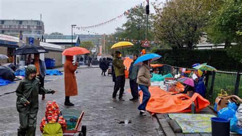 Gedoe Met Paraplu En Plastic Nat Begin Koningsdag In Kethel YouTube