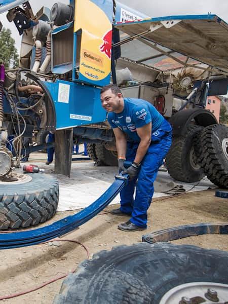 El equipo Kamaz trabajando duro en el Dakar vídeo