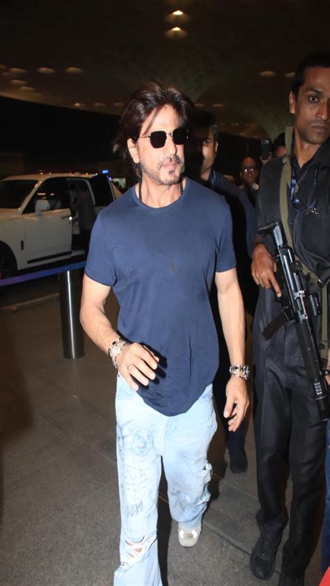 Shah Rukh Khan Arrives At Mumbai Airport In A Casual Attire