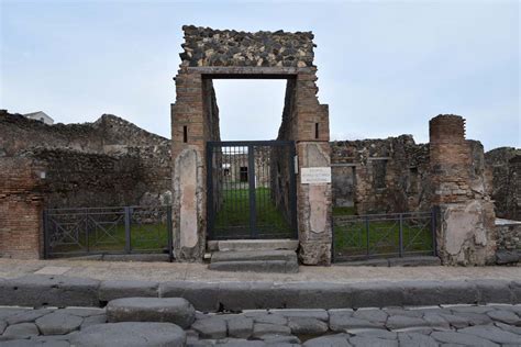 I.4.5, in centre, with I.4.6, on left, and I.4.4, on right, Pompeii. March 2018. Looking east to ...