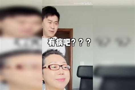 这二老在干什么？