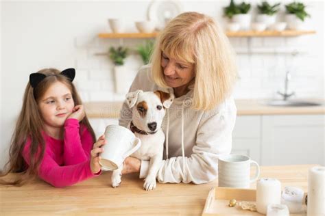 Mormor Och Hennes Barnbarn Knullar Ihop Arkivfoto Bild Av Kvinnlig