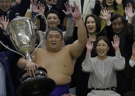 尊富士の母は感涙 優勝の瞬間は会場の近くでスマホで震え止まらず心配で急遽大阪入りも館内入れず スポニチ Sponichi Annex